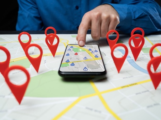 Mobil s mapou a lokalizačnými značkami 